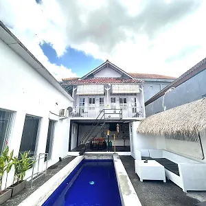 Guest house White Sandat